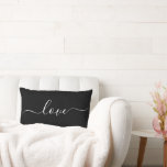 Cojín Lumbar AMOR | Reversible Negro y Blanco<br><div class="desc">Esta funda de cojín personalizada presenta una tipografía moderna que dice "amor", desplazada a través de ambos lados con colores inversos y reversibles. La personalización, como un nombre o mensaje, se puede agregar fácilmente haciendo clic en "personalizar más". Es un regalo ideal para el Día de San Valentín, recién casados...</div>