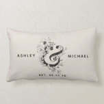 Cojín Lumbar Ampersa botánico y nombre recién casado Fecha de l<br><div class="desc">Ampersor Botánico Personalizado y Nuevo Nombre Fecha Linen Lumbar Diseño de Pillow por Anastasia Surridge, copyright 2018. Disponible en www.zazzle.com/anastasia_designs. Hermosa moda rústica personalizada de fondo de lino gris paloma (efecto foto impreso), personalizable con nombres de novias y novios en sans modernos negros serif fuente y fecha boda. Excelente accesorio...</div>