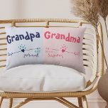 Cojín Lumbar Anuncio de embarazo azul rosado de los nuevos abue<br><div class="desc">La almohada de anuncio de embarazo es un dulce regalo para los abuelos. Las palabras, Abuelo y Abuela pueden ser personalizadas a la abuela, nana, etc., para adaptarse a tus preferencias. También puedes agregar el año en que la pareja se convertirá en abuelos orgullosos. Este moderno diseño de corazones y...</div>