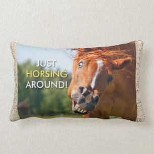 Cojín Lumbar Apenas Horsing alrededor de la fotografía del
