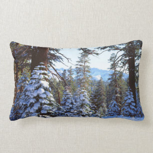 Cojín Lumbar Árboles de aves rojas cubiertas de nieve en la Alt