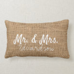 Cojín Lumbar Arpillera rústica de Sr. y de señora Wedding con<br><div class="desc">Elegante moderno,  Sr. y señora falsa arpillera rústica,  casando la almohada.
Usted puede añadir su propio nombre en el frente y la fecha en de nuevo a personaliza la almohada.</div>
