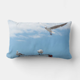 Cojín Lumbar Aves de las gaviotas que vuelan, cielo azul