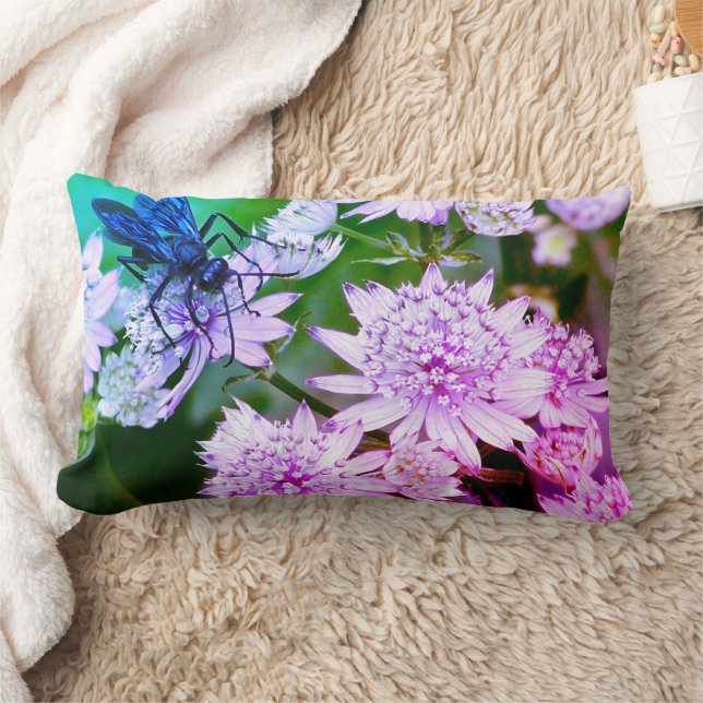 Cojín Lumbar Avispa iridiscente en flores Arte (Manta)