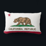 Cojín Lumbar Bandera estatal de California<br><div class="desc">Este diseño presenta la bandera del estado de California en Estados Unidos, uno de los estados más poblados y ricos del país. A menudo se le conoce como la Bandera del Oso, y se basa en una bandera que fue ondeada por primera vez durante la Revuelta de la Bandera del...</div>