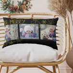 Cojín Lumbar Be Merry Agrega tus propias fotos Navidades de oro<br><div class="desc">Esta almohada personalizada de vacaciones en negro y oro está preparada para que añadas tus fotos favoritas. El diseño está decorado con la frase "Be Merry" con copos de nieve de oro, dibujados a mano, que están colocados para sobreponer ligeramente las fotos. La almohada tiene un color de fondo negro,...</div>
