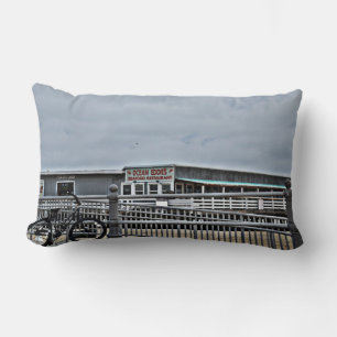 Cojín Lumbar Bicicleta en el paseo marítimo por Shirley Taylor