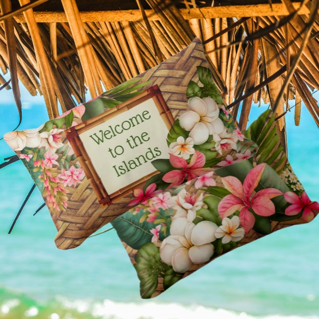 Cojín Lumbar Bienvenida Tropical Personalizada a las Islas (You can customize this charming pillow with faux rattan background and exotic flowers and greenery )
