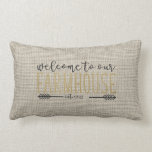 Cojín Lumbar Bienvenidos a nuestra Moda Rústica de Farmhouse<br><div class="desc">La almohada de estilo granero,  de color gris y blanco,  se vería muy bien en cualquier habitación de su casa. Personalice con el año en que se estableció su casa de campo. ¡Hace un gran regalo! También disponible en yeso gris y blanco. Parte de una colección.</div>