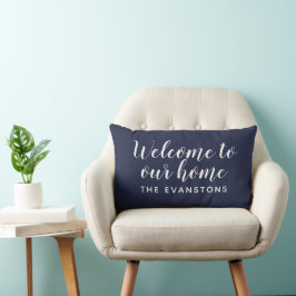 Cojín Lumbar Bienvenidos a Nuestro Hogar en Guión Azul Medianoc