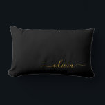 Cojín Lumbar Black Gold Girly Script Monograma Nombre moderno<br><div class="desc">Monograma dorado y negro Añade tu propio nombre Lumbar Pillow. Esto hace que el dulce perfecto cumpleaños 16,  boda,  ducha de novia,  aniversario,  ducha de bebé o fiesta de soltera sea regalo para alguien que ama el lujo glam y los estilos de moda.</div>