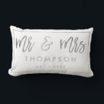 Cojín Lumbar Blanco plateado moderno Sr. y Sra. boda keepsake<br><div class="desc">Moderno Relieve metalizado de plata de moda Sr. y Sra. boda mantener nombres con un guión falso de caligrafía plateada,  añadir sus nombres y su fecha boda con un borde de marco geométrico,  el fondo de color blanco es completamente editable.</div>