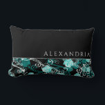 Cojín Lumbar Blanco y negro personalizado con patrón Rosa Verde<br><div class="desc">La moderna almohada lumbar personalizada presenta un diseño floral subió con un nombre personalizado en una tipografía elegante. La parte superior presenta un sencillo fondo negro con un nombre personalizado que se presenta en un tipo de letra simple y elegante. En la parte de abajo, un estampado floral de moda...</div>