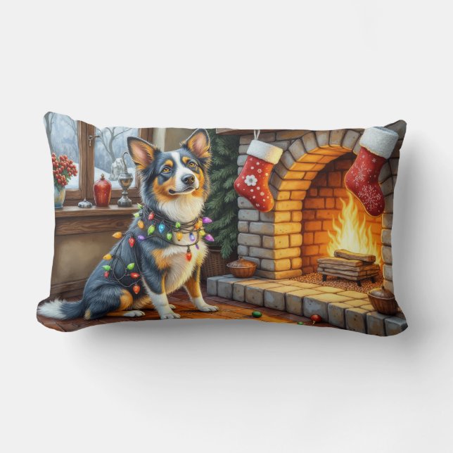 Cojín Lumbar Blue Heeler Fireplace with Christmas Lights (Anverso)