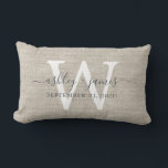 Cojín Lumbar Boda de Monograma Blanco Linen Beige Keepsake<br><div class="desc">Elegante almohada de efecto de lino trenzado beige de aguacate de boda con tu texto en caligrafía de escritura manuscrita de moda gris oscuro. Simplemente agregue sus nombres, monograma y fecha de boda. Un gran regalo para una pareja recién casada. Diseñado exclusivamente para usted por Happy Dolphin Studio. Si necesita...</div>
