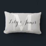 Cojín Lumbar Boda gris blanco monograma personalizado Keepsake<br><div class="desc">Elegante y elegante almohada lumbar con monograma gris claro. Esta almohada de moda presenta una escritura gris oscuro con un fondo gris claro y un gran monograma blanco inicial. Puede personalizarlo con sus nombres y monograma iniciales, e incluso cambiar el color del texto y el estilo de fuente mediante la...</div>
