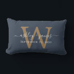Cojín Lumbar Boda Monograma Dorado Fecha Azul oscuro<br><div class="desc">Elegante almohada de mantenimiento de bodas muestra sus nombres en caligrafía manuscrita de moda blanca y su elegante monograma dorado sobre un fondo azul oscuro. Simplemente agregue sus nombres, monograma y fecha de boda. Un gran regalo para una pareja recién casada. Diseñado exclusivamente para usted por Happy Dolphin Studio. Si...</div>