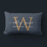 Cojín Lumbar Boda Monograma Dorado Fecha Azul oscuro<br><div class="desc">Elegante almohada de mantenimiento de bodas muestra sus nombres en caligrafía manuscrita de moda blanca y su elegante monograma dorado sobre un fondo azul oscuro. Simplemente agregue sus nombres, monograma y fecha de boda. Un gran regalo para una pareja recién casada. Diseñado exclusivamente para usted por Happy Dolphin Studio. Si...</div>