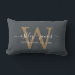 Cojín Lumbar Boda Monograma Dorado Fecha fuera de negro<br><div class="desc">Elegante almohada de mantenimiento de bodas muestra sus nombres en caligrafía de escritura manuscrita de moda blanca y su elegante monograma dorado en un fondo negro. Simplemente agregue sus nombres, monograma y fecha de boda. Un gran regalo para una pareja recién casada. Diseñado exclusivamente para usted por Happy Dolphin Studio....</div>