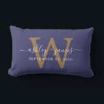 Cojín Lumbar Boda Monograma Dorado Fecha Naval Azul<br><div class="desc">Elegante almohada de mantenimiento de bodas muestra sus nombres en caligrafía manuscrita de moda blanca y su elegante monograma dorado sobre un fondo azul marino. Simplemente agregue sus nombres, monograma y fecha de boda. Un gran regalo para una pareja recién casada. Diseñado exclusivamente para usted por Happy Dolphin Studio. Si...</div>