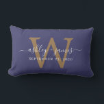 Cojín Lumbar Boda Monograma Dorado Fecha Naval Azul<br><div class="desc">Elegante almohada de mantenimiento de bodas muestra sus nombres en caligrafía manuscrita de moda blanca y su elegante monograma dorado sobre un fondo azul marino. Simplemente agregue sus nombres, monograma y fecha de boda. Un gran regalo para una pareja recién casada. Diseñado exclusivamente para usted por Happy Dolphin Studio. Si...</div>