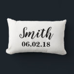Cojín Lumbar Boda personalizar Dormitorio<br><div class="desc">Personalizar nuestra almohada con la fecha de su boda. Gran idea de regalo para recién casados.</div>