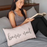 Cojín Lumbar Bonne Nuit | Rubor Pink<br><div class="desc">Di buenas noches al estilo parisino con nuestra almohada rosa moda con "bonne unit" (buenas noches) con letras de guiones de caligrafía de estilo manuscrito negro. La almohada vuelve a un patrón opcional de retorno de diamantes punteados en negro coincidente.</div>
