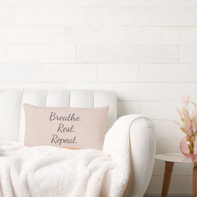 Cojín Lumbar Breathe Rest Repeat Elegant Blush Pink Typography (Sofá)