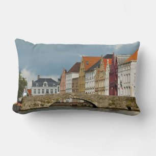 Cojín Lumbar Brujas y un puente en un día nublado, Bélgica