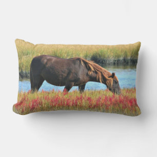 Cojín Lumbar Caballo Marrón Pastando junto al Agua Arte al Aire