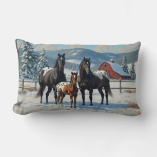 Cojín Lumbar Caballos Appaloosa negros en una granja en inviern