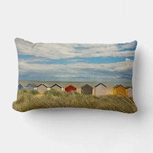 Cojín Lumbar Cabañas de colores vivos en la playa