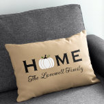 Cojín Lumbar Caída del apellido personalizado de la calabaza bl<br><div class="desc">Bienvenido a su casa este otoño con una acogedora almohada personalizada de rectángulo lumbar arrojado. El diseño de tipografía simple y elegante incluye la redacción "Home" (Hogar) con un texto elegante de escritura personalizado para el nombre de su familia y un acento de calabaza de cosecha blanca. Incluye una combinación...</div>