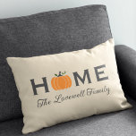 Cojín Lumbar Caída del apellido personalizado de la calabaza de<br><div class="desc">Bienvenido a su casa este otoño con una acogedora almohada personalizada de rectángulo lumbar arrojado. El diseño de tipografía simple y elegante incluye la redacción "Hogar" con un elegante texto de escritura personalizado para el nombre de su familia y un acento de calabaza de cosecha naranja. Incluye una combinación de...</div>