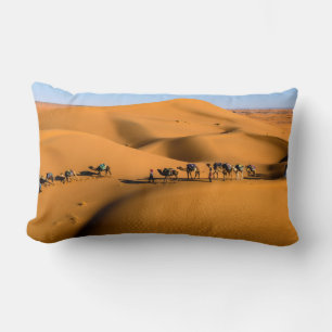 Cojín Lumbar camellos en el desierto bajo cielo azul