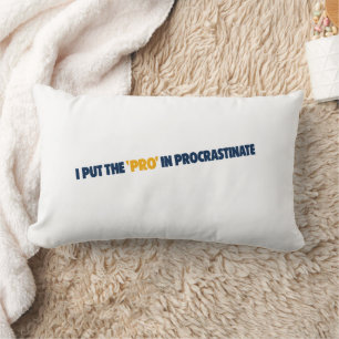 Cojín Lumbar Camiseta I Put the Pro en Procrastinar