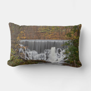 Cojín Lumbar Cascada de cascada de bosques y follaje de otoño