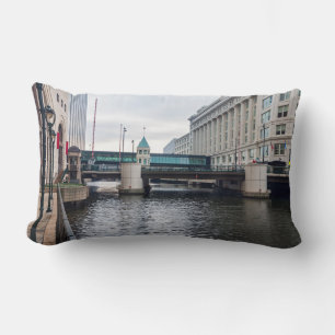 Cojín Lumbar centro de milwaukee riverfront y arquitectura