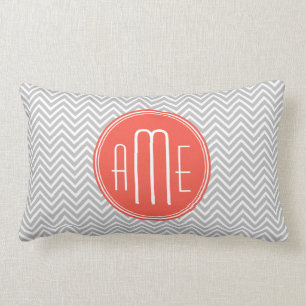 Cojín Lumbar Chevron Gris y Monograma Personalizado de Coral