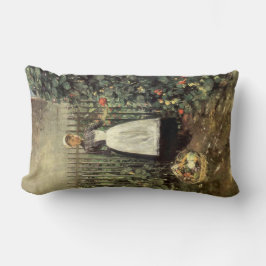 Cojín Lumbar Chica con una cesta de verduras en un jardín