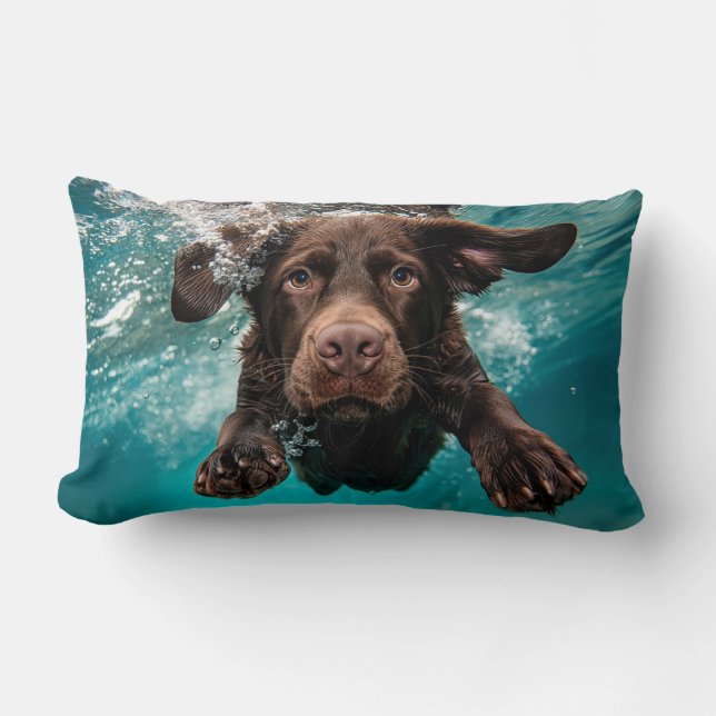 Cojín Lumbar Chocolate labrador juguetón nadando bajo el agua (Anverso)