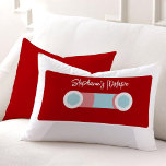 Cojín Lumbar Cinta de Cassette Red Retro<br><div class="desc">Esta almohada de lanzamiento personalizado presenta un ilustracion vectorial lindo de una cinta cassette. Puede añadir su propio texto como su nombre, monograma, iniciales o una fecha especial haciendo clic en "¡IT PERSONALIZAR!" Ideal para decorar tu tv o sala de prensa, habitación para niños, etc. o como regalo o favor...</div>