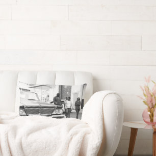 Cojín Lumbar Ciudad De Personas De Carro Antiguo Monocromo Blan