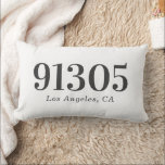 Cojín Lumbar Código postal moderno y elegante<br><div class="desc">Admire la belleza de la simplicidad con nuestra almohada lumbar del código postal Minimalista personalizado moderno. Este elegante acento de personalizable es más que una simple almohada; es un recuerdo, un momento y un lugar todo en uno. Añade tu código postal especial para celebrar un nuevo hogar, conmemorar un aniversario...</div>