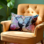 Cojín Lumbar Collage vintage<br><div class="desc">Este diseño combina la estética de la coqueta con una vibración de color retro y de ensueño. Una mariposa azul llamativa descansa sobre la cara de una mujer, añadiendo misterio y capricho, mientras que los tonos pastel de mariposas rosa y lavanda revolotean alrededor, realzando el ambiente etéreo. Flores vibrantes florecen...</div>