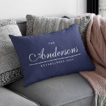 Cojín Lumbar Color de fondo editable Nombre de familia establec<br><div class="desc">Esta versátil almohada de nombre familiar con color de fondo frontal y posterior editable presenta el nombre de su familia en un elegante tipo de letra cursiva y debajo de una línea delgada, estado cuando se estableció su familia. Cambie el color de esta almohada y hágalo que se adapte a...</div>