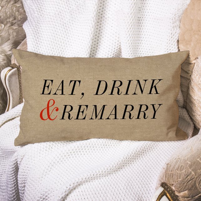 Cojín Lumbar Comer, beber y recordar una cita divertida (A fun conversational lumbar pillow that's a great choice for the divorced.)