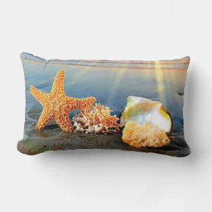 Cojín Lumbar conchas de mar y estrellas de mar en la playa