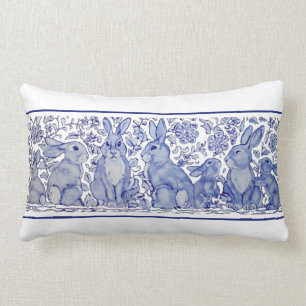 Cojín Lumbar Conejo azul y blanco Woodland Bunny Delft Dedham