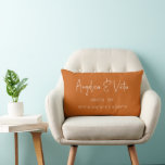 Cojín Lumbar Coordenadas de nombres de parejas de bodas Keepsak<br><div class="desc">Modern Script Personalizado coordina Recuerdos Bodas Lumbar Pillow presentando sus coordenadas y fecha de elección del boda,  los nombres de los cónyuges con letra moderna de escritura informal en un fondo naranja quemado en negrita. Gran boda aguijón o regalo de aniversario.</div>